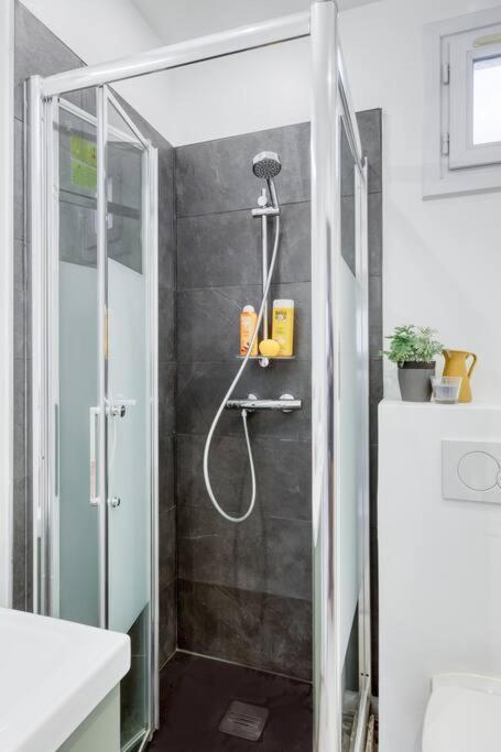 Apartment Au Quai De Seine De Paris Appartement- T2 *